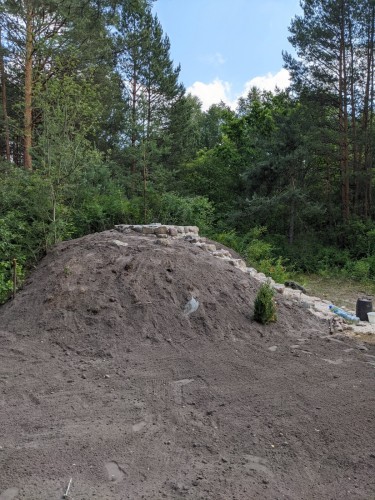 Kopiec po uzupełnieniu ziemią